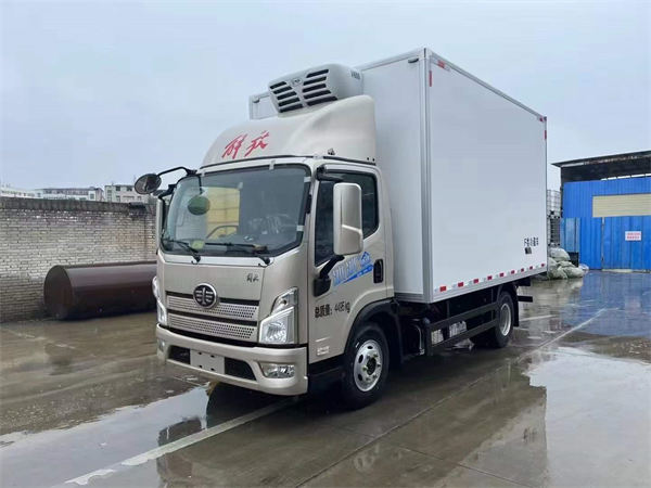 4米2解放領(lǐng)途康明斯160大馬力藍(lán)牌冷藏車