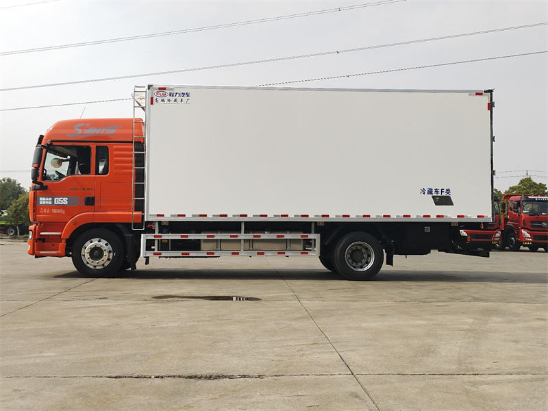 重汽汕德卡新款G5S單橋 6米8冷藏車