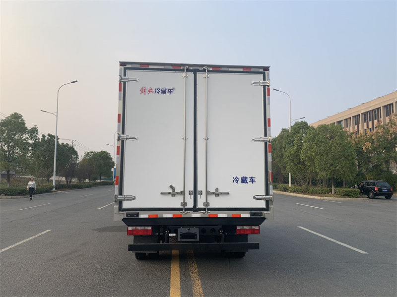勁爆特價解放領(lǐng)途冷藏車僅需10.4萬