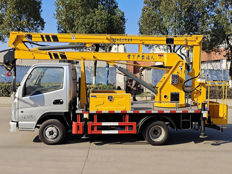 國六東風(fēng)小霸王13.5米高空作業(yè)車