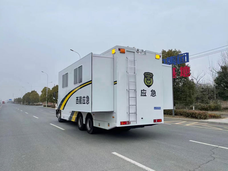 重汽汕德卡大型指揮車可滿足23人進(jìn)行視頻會(huì)議