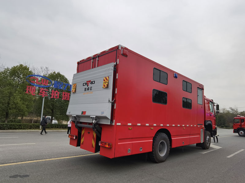 重汽豪沃運兵宿營車
