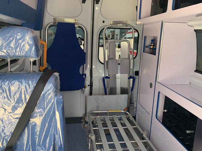 福特V362中軸中頂監(jiān)護型救護車汽油國六MT