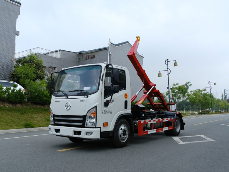 可下地庫大運(yùn)藍(lán)牌160馬力國六勾臂式垃圾吸糞車