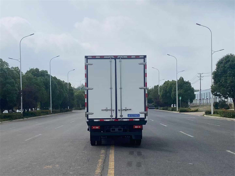 藍牌比亞迪T5DM混動4米2冷藏車市區(qū)通行的綠色之選