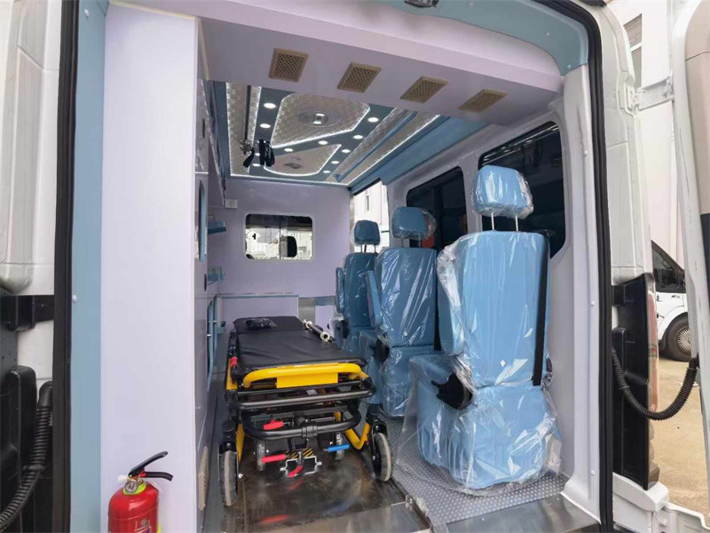 江鈴福特全順V363長(zhǎng)軸中頂高配救護(hù)車高性能大空間