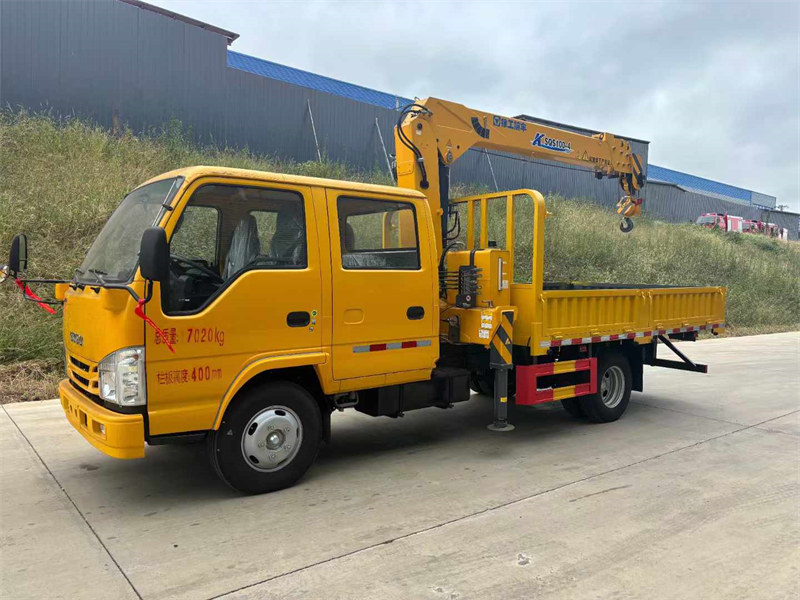 五十鈴雙排座黃牌隨車吊搭載徐工4噸三節(jié)直臂吊機(jī)