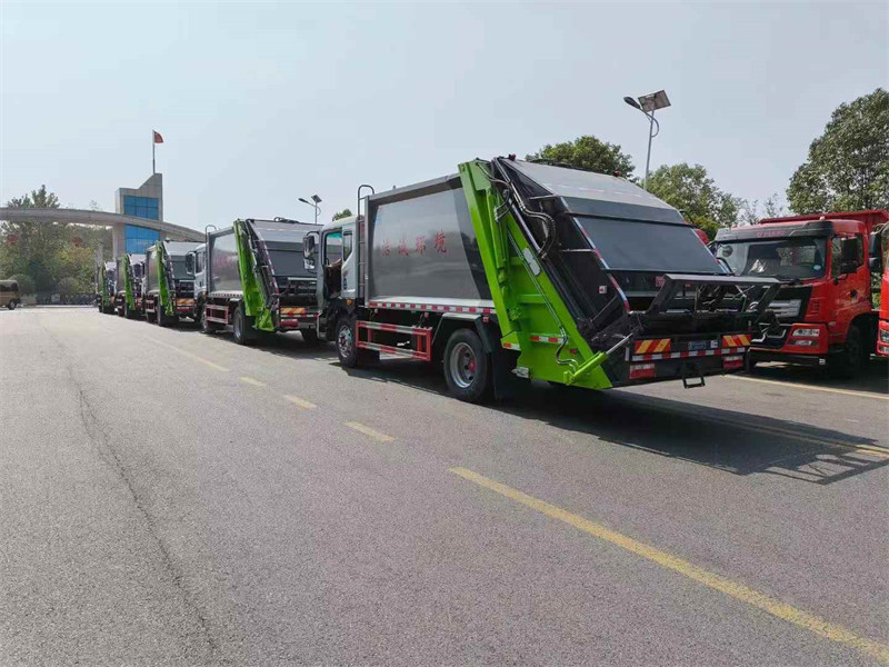 東風(fēng)D9十四立方壓縮垃圾車批量發(fā)車