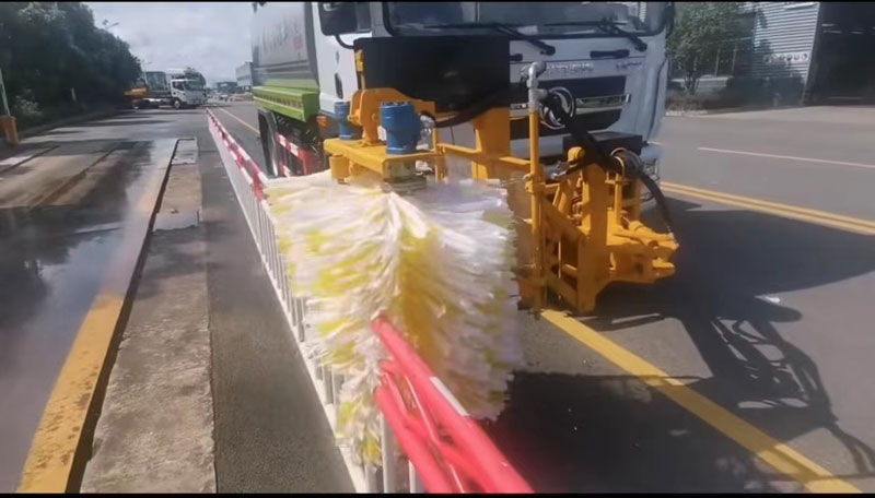 加裝前置避障高速護(hù)欄清洗機(jī)
