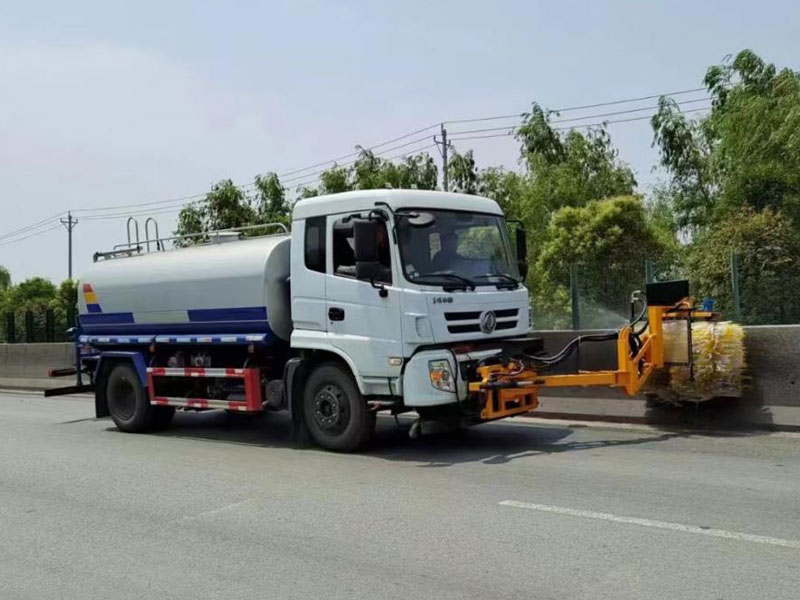 加裝前置避障高速護(hù)欄清洗機(jī)