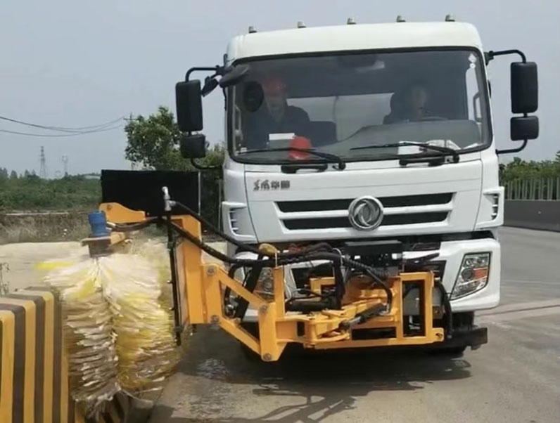 加裝前置避障高速護(hù)欄清洗機(jī)