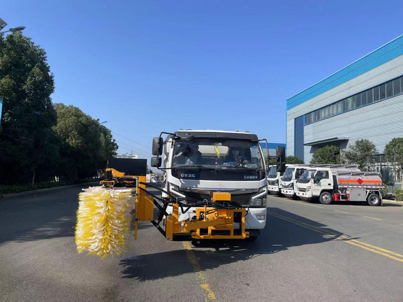 加裝前置避障高速護(hù)欄清洗機(jī)