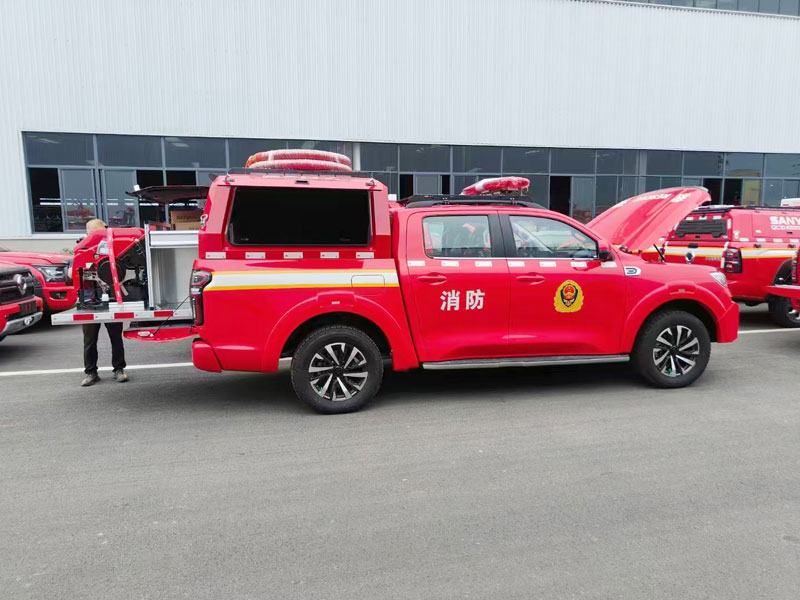新型應(yīng)急發(fā)電搶險(xiǎn)救援車輛-長城炮通訊指揮消防車