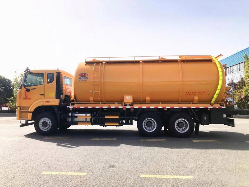 重汽豪沃24立方重載版清洗吸污車