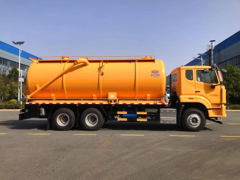 重汽豪沃24立方重載版清洗吸污車
